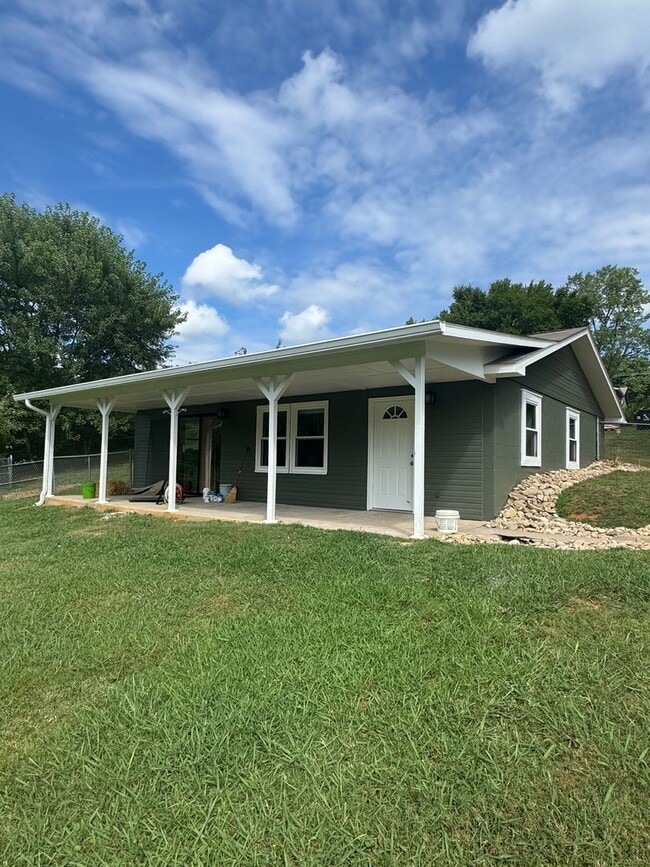 Primary Photo - Maryville 37803 - 2 bedroom 1 bath - call ...
