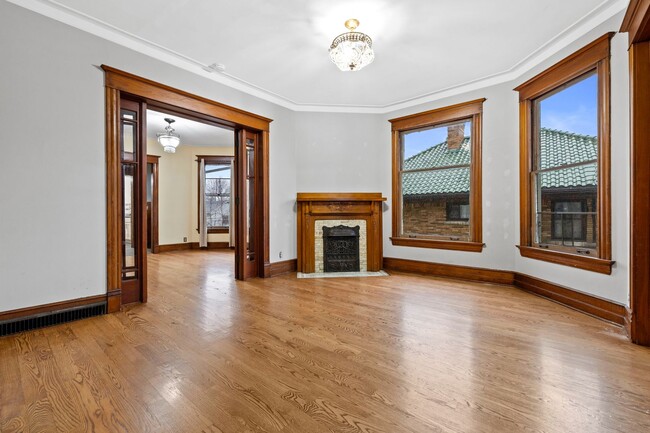 Building Photo - Historic 3 bedroom upper