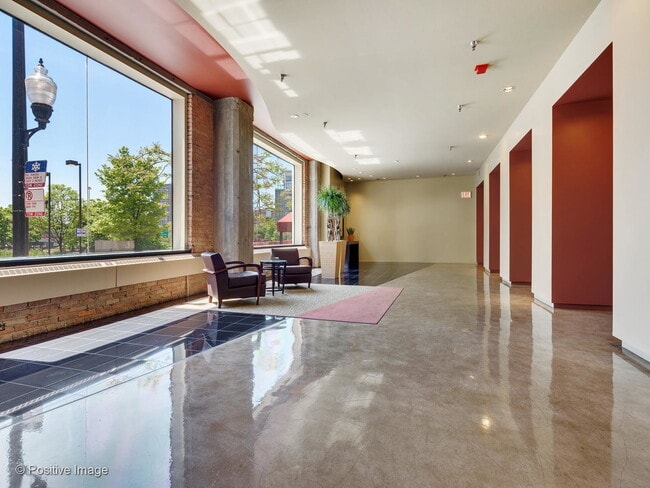 Building Photo - 728 W Jackson Blvd