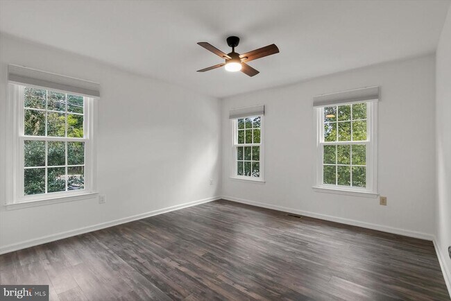 Building Photo - 1550 McLean Commons Ct