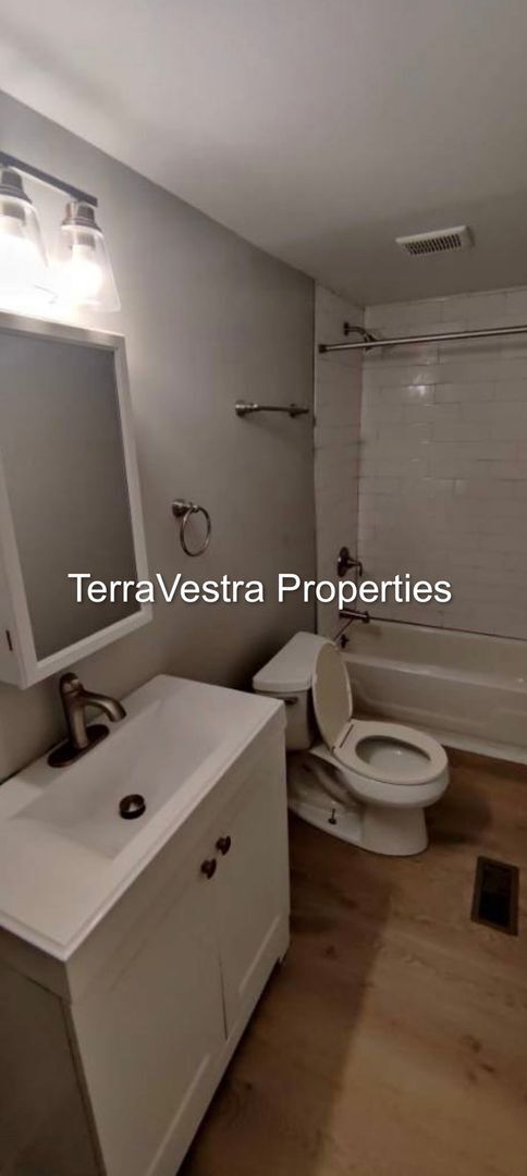 Building Photo - 411 Market St