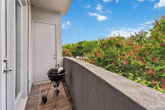 Building Photo - 2020 Tuam St
