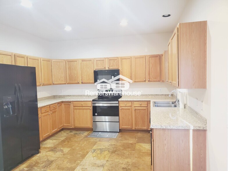 Building Photo - 7711 Parkside Dr