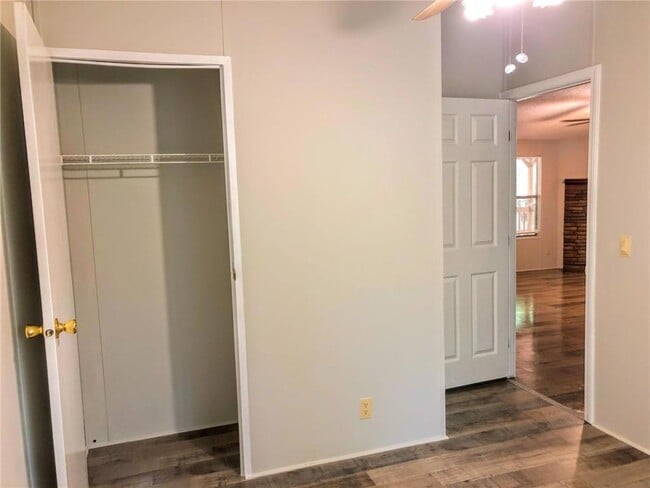 Building Photo - 584 Mountain Ridge Dr