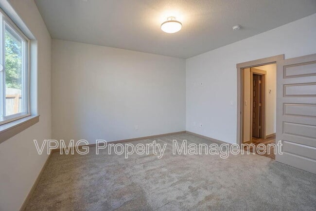 Building Photo - 13801 NE 33rd Cir