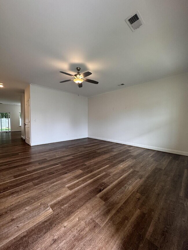 Building Photo - Beautiful 5-Bed, 3-Bath Home in Travelers ...