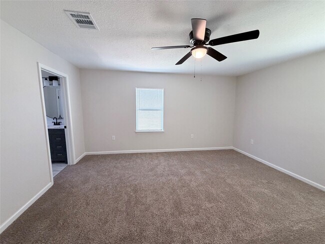 Building Photo - 2915 Creston Dr