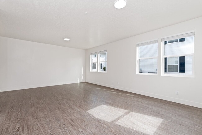 Building Photo - "Discover Comfort & Style: Spacious 3-Bed,...