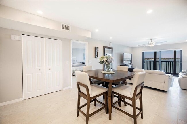 Building Photo - 7300 Sun Island Dr S