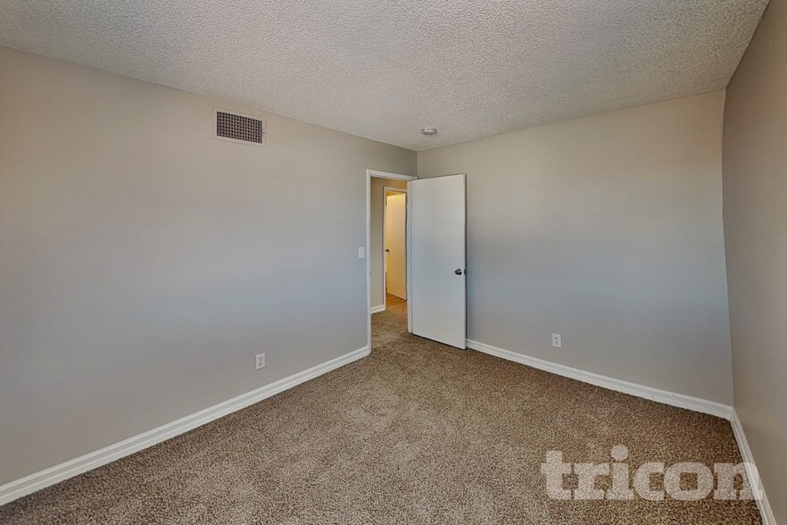 Building Photo - 3143 Regal Oak Dr