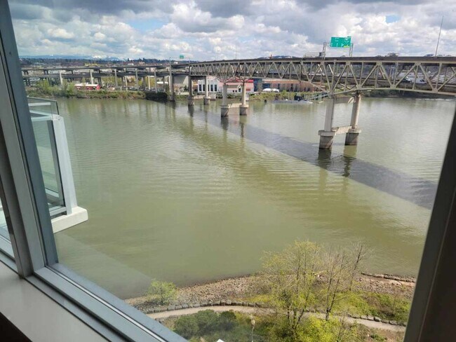 Building Photo - Beautiful 1 Bed 1 Bath Waterfront Condo w/...