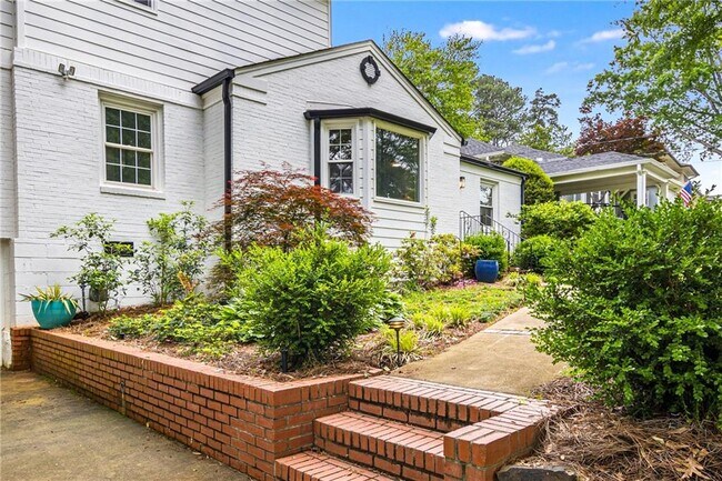 Building Photo - 1235 Spring Valley Ln NE