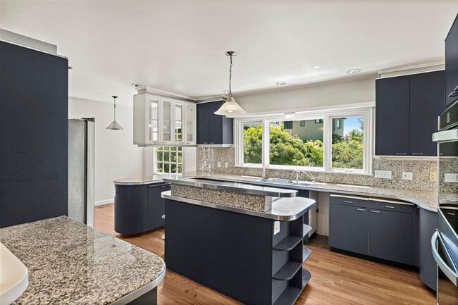 Building Photo - Large, Beautiful Upper Piedmont Home