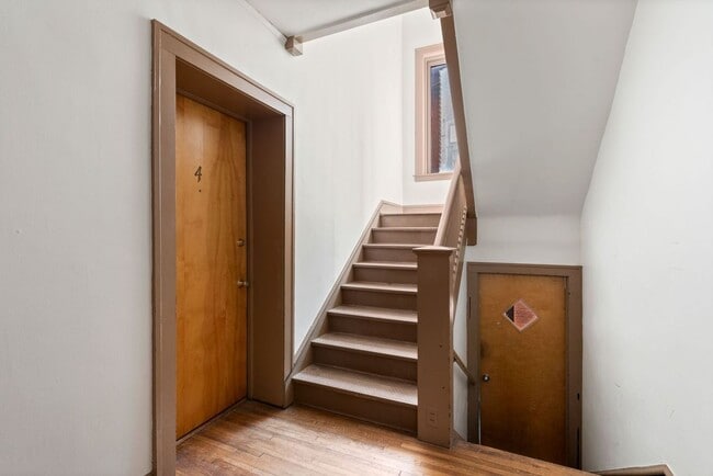 Building Photo - 2773 Hampshire-Unit 3