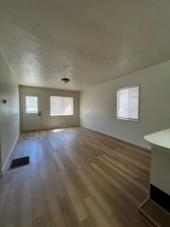 Building Photo - MAI516/518- Duplex