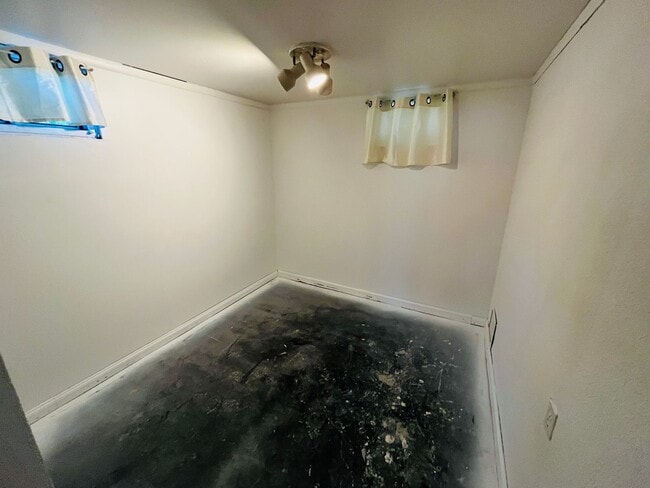 Building Photo - 4 bed, 3 bathroom Home