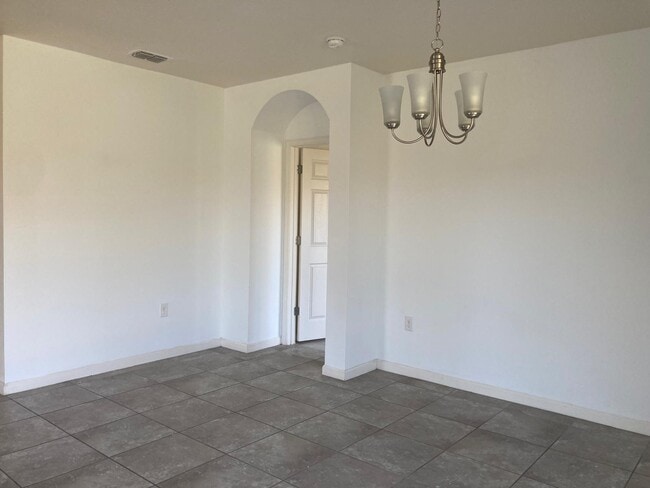 Building Photo - 863 Carlyle Ave