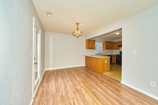 Building Photo - Sweet 3 Bedroom 2.5 Bath in Popular Maple Grove Estates