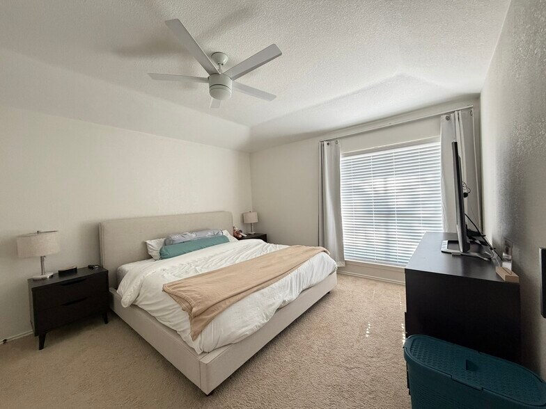 Building Photo - 921 Matilda Dr