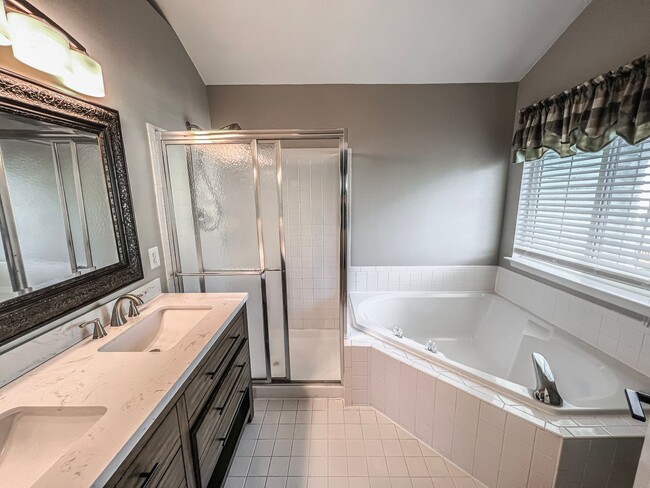 Building Photo - Superb 3 Bedroom And 3 Bathroom End Unit T...