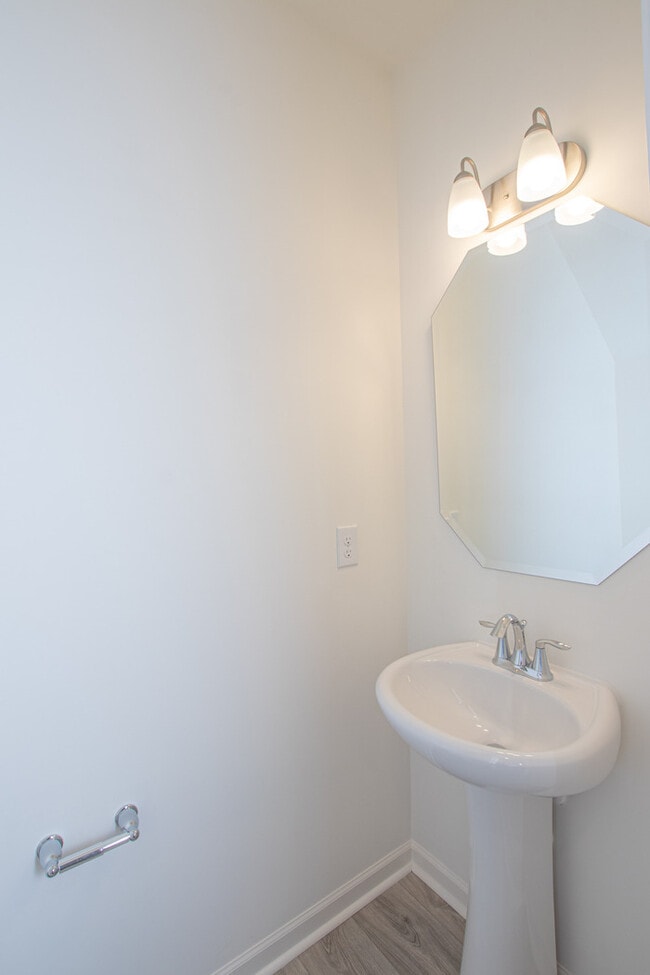 Building Photo - BEAUTIFUL 2 Bedroom Townhome in Midland - ...