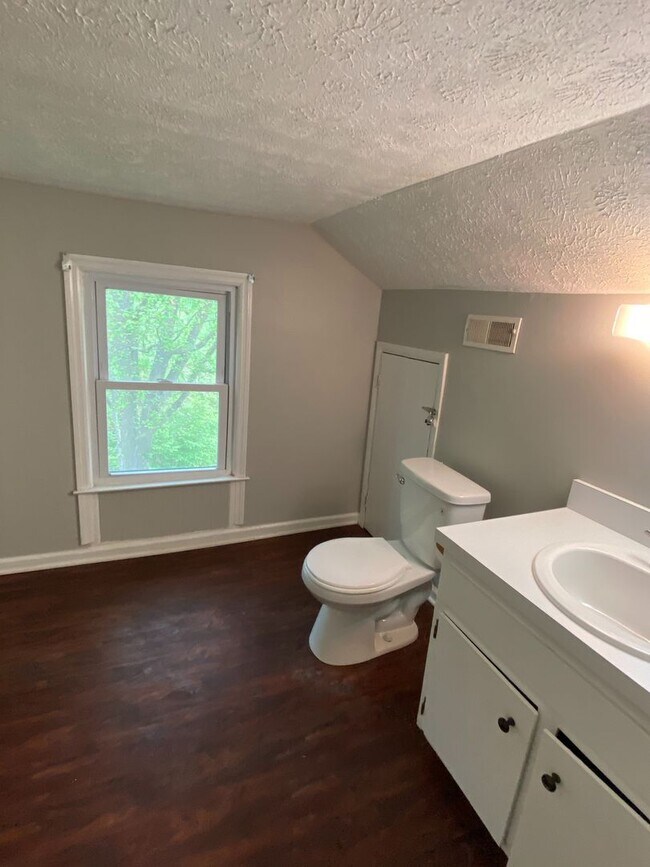 Building Photo - Spacious 3 Bedrooms Located in Hermitage /...