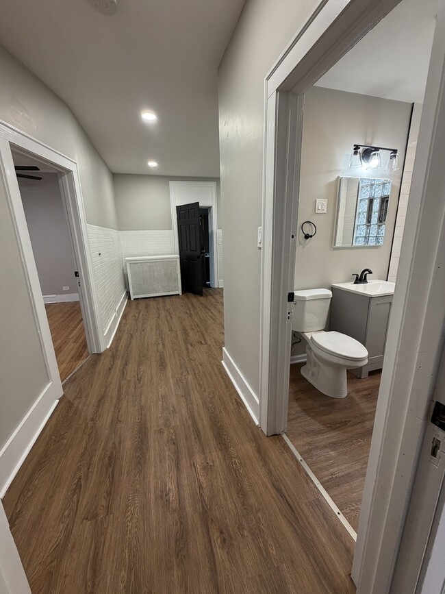 Building Photo - 6024 W Addison St