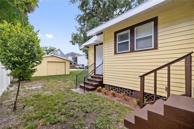 Building Photo - 409 S Willow Ave