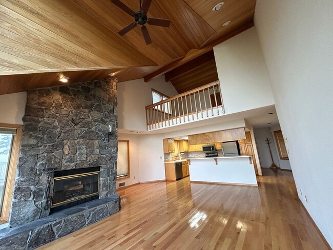 Building Photo - 2 Bedroom with Loft on Private Golf Course, Amazing Views!