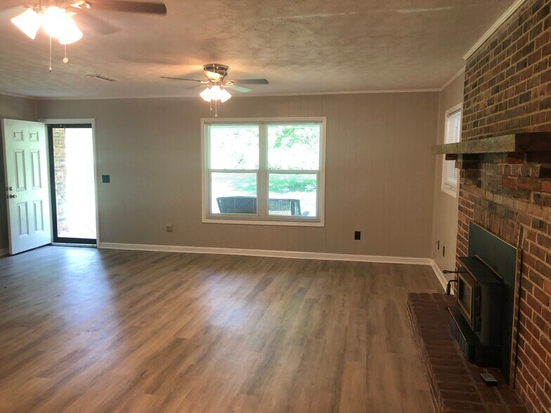 Open family room - 13978 Gristmill Creek Rd