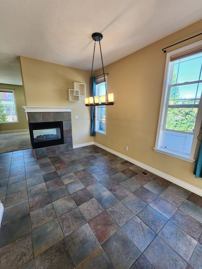 Building Photo - Exquisite Paired Home in Coal Creek Village