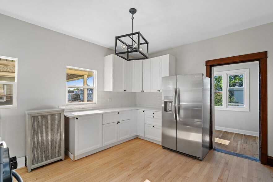 Kitchen Pic 2 - 5059 W Sunnyside Ave