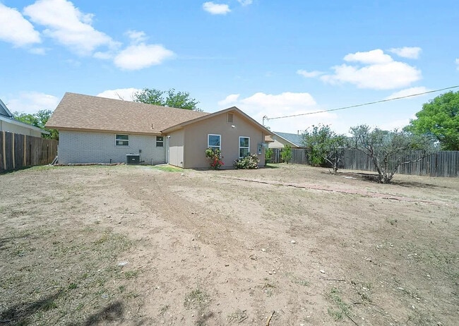Building Photo - 2503 Lynn Dr