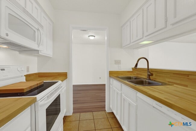 Building Photo - 1202 Thorpe Ln