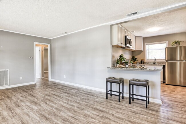 Building Photo - 2210 N Fernwood Dr