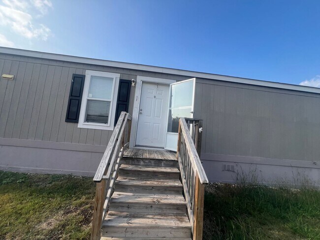 Building Photo - 215 Greenfield Rd