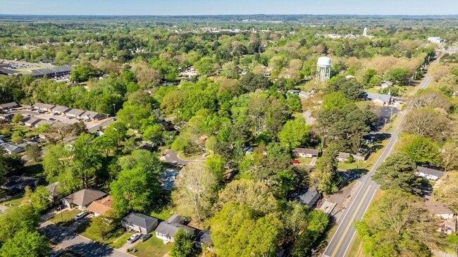 Building Photo - 715 Oakwood