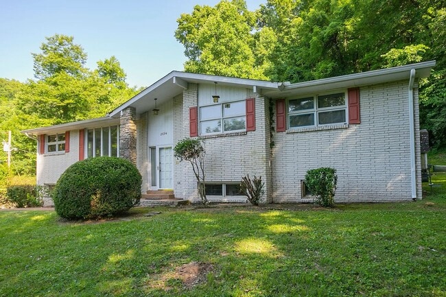Building Photo - Brentwood Oasis: Newly Renovated 3 Bed, 2 ...