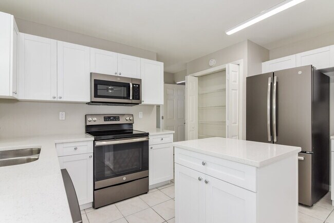 Building Photo - 2325 Kenwick Dr