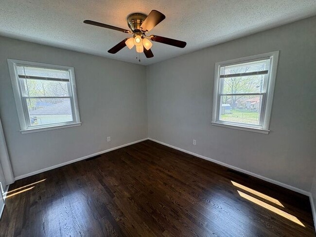 Building Photo - Comfortable 3-Bedroom Home with Fenced Yar...