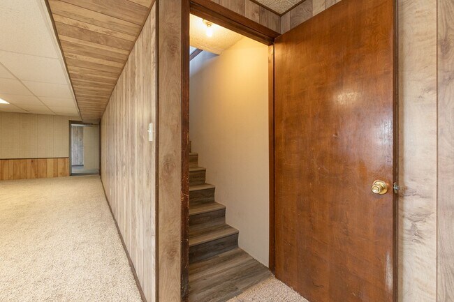 Building Photo - Updated 5 bedroom | 2 bath | 2 car garage | WALK OUT BASEMENT | Fenced backyard | Close to downto...