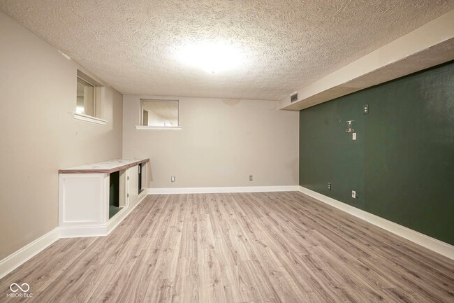 Building Photo - 858 Cedar Wood
