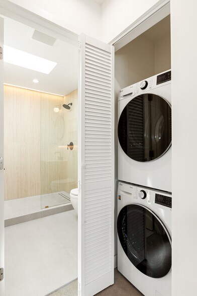 Washer/Dryer - 23046 Saticoy St