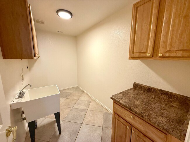 Building Photo - Beautiful 3 Bed / 2 Bath Home Backing to Cerbat Cliffs Golf Course!