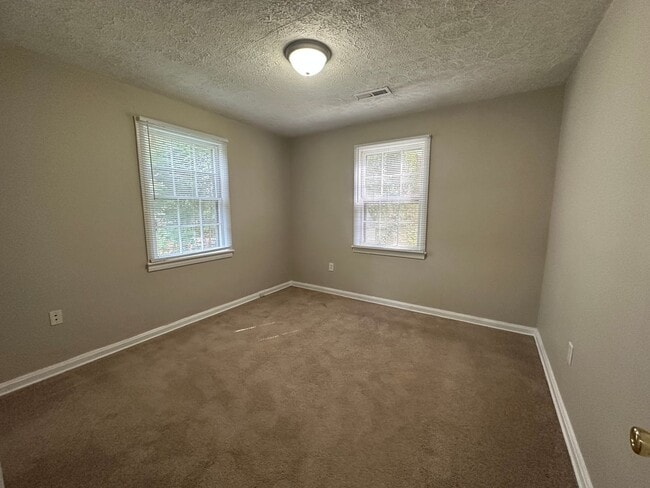 Building Photo - Cute One Level House with Eat-In Kitchen