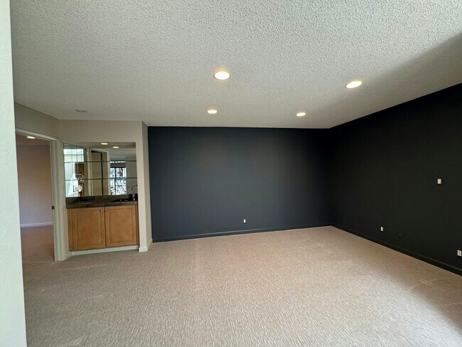 Building Photo - 2439 Sharon Oaks Dr
