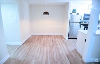 Building Photo - Beautiful Full Remodeled 1/1 Condo x Rent...