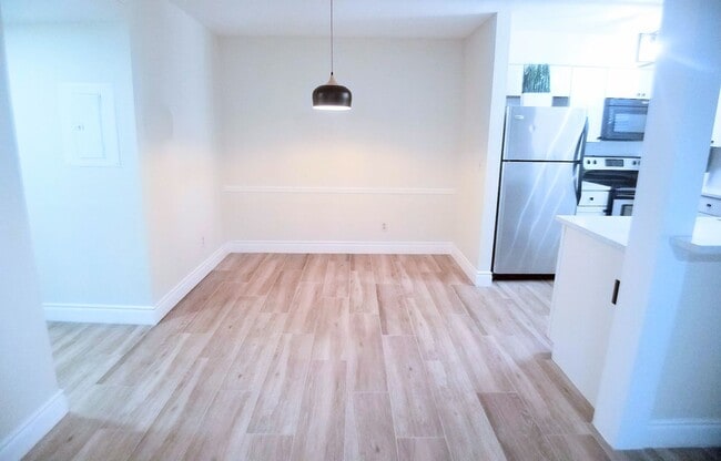 Building Photo - Beautiful  Full Remodeled 1/1 Condo x Rent...