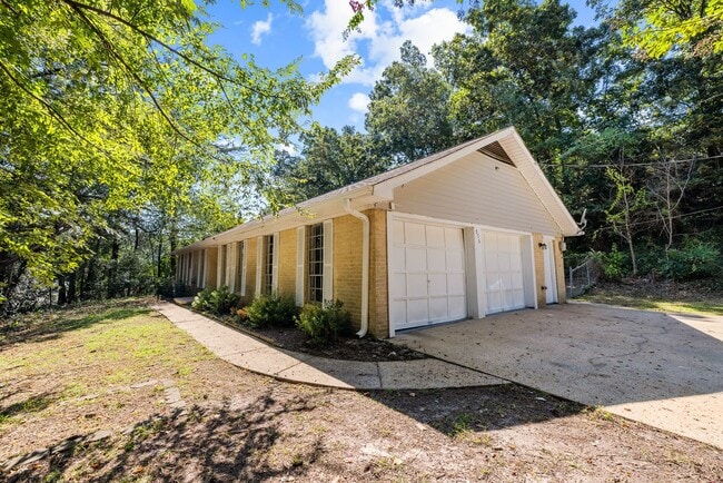 Building Photo - Rare Fully Renovated Center Point Home