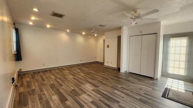 Building Photo - 1585 Devon Way